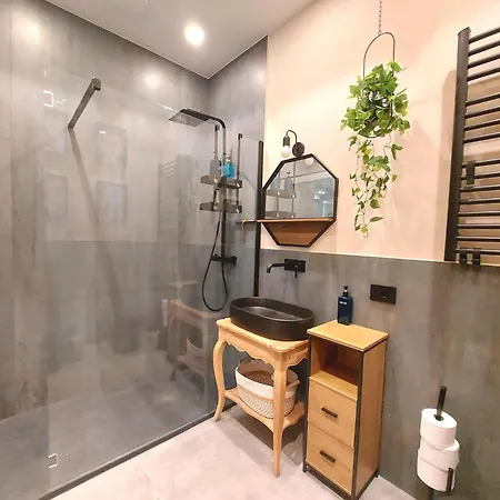 Exotic With Jacuzzi 베르가모